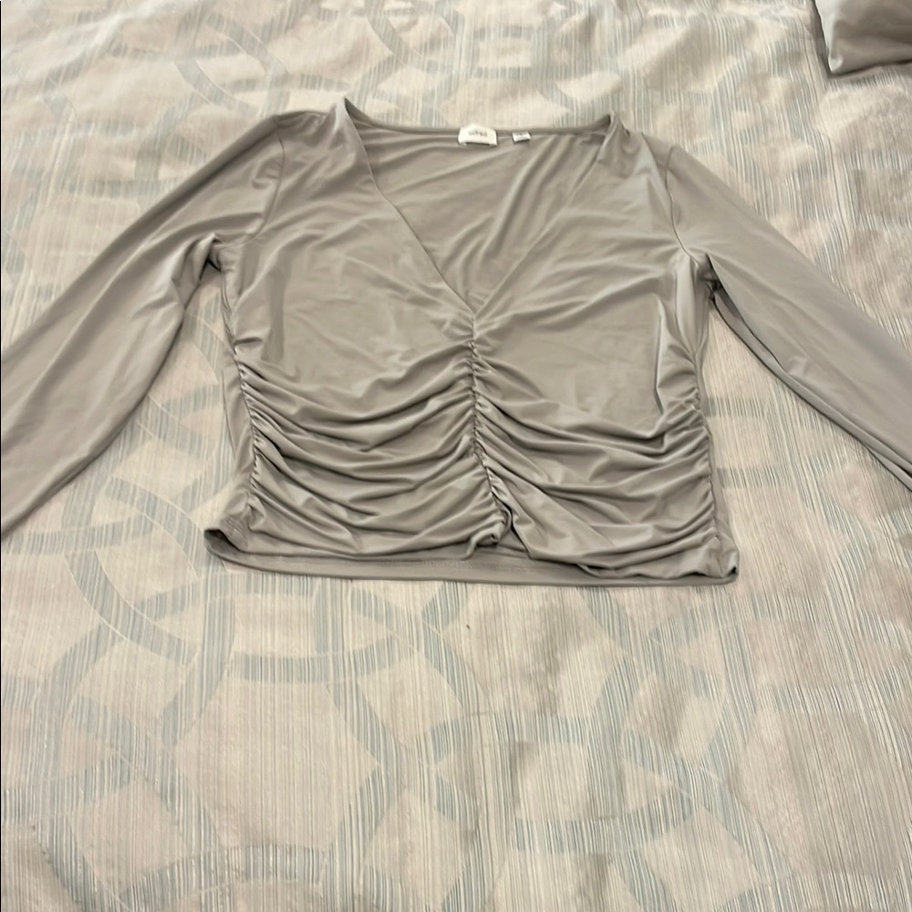 Grey Aritzia long sleeve top
Size small
